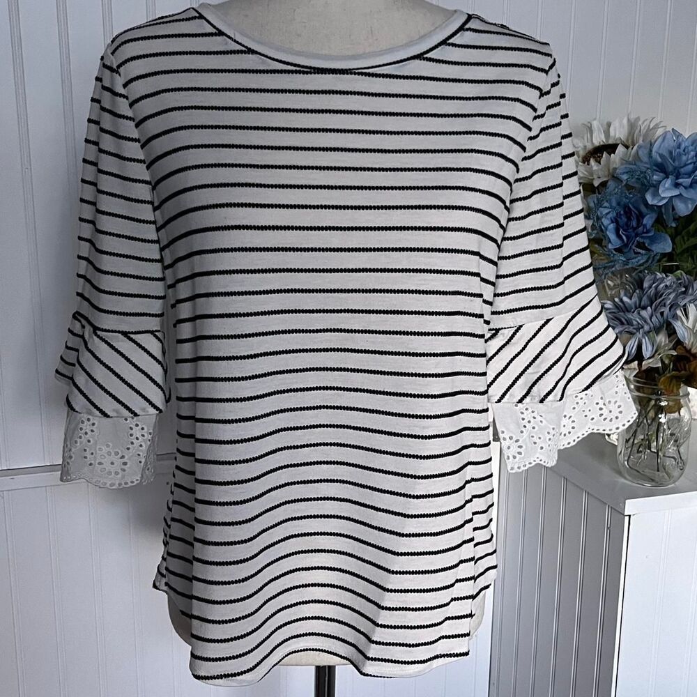 Black & White Short-Sleeved Top With Lace Trim Sleeves